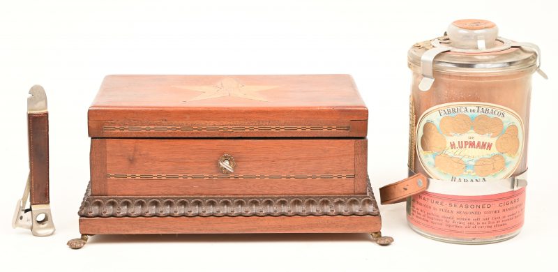 Een lot sigarenparafernalia, bestaande uit een gesculpteerd houten kistje met  enkele luciferdoosjes, een glazen Habana pot en een sigarenknipper.