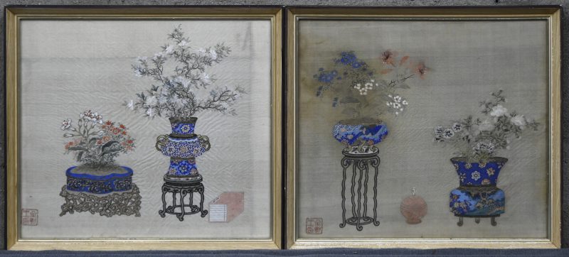 Een set van 2 Japanse schilderijen op zijde met de voorstelling van Bonsai boompjes in cloissonne potten.