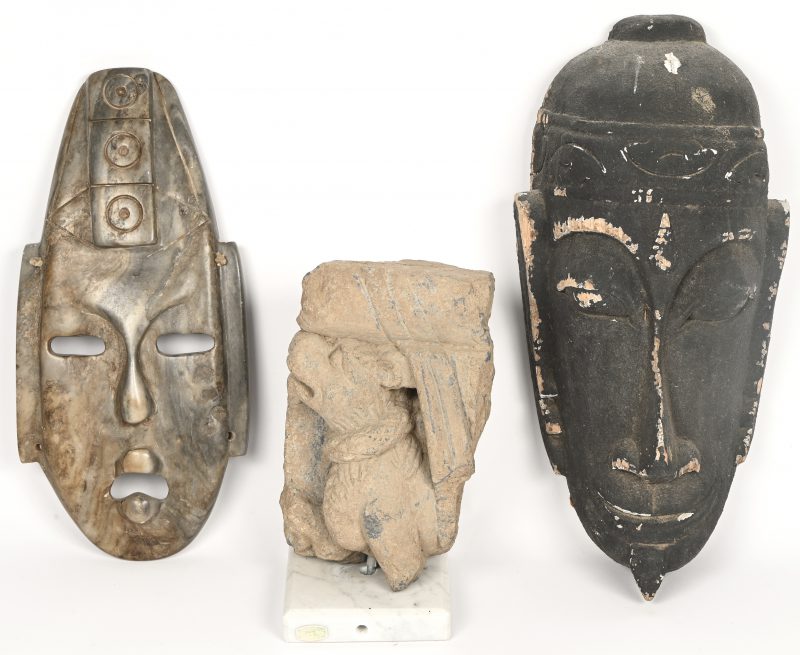 Een lot van 2 maskers, 1 in steen en 1 in hout, en een gesculpteerd beeld in steen.