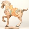 Een paard van gepolychromeerd terracotta naar voorbeeld uit de Tang-periode. Staart gelijmt.