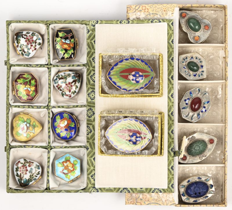 Een lot van 15 Chinese pillendoosjes van email en cloisonné.