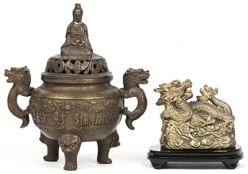Een bronzen koro en een miniatuurbeeldje van een bronzen draak. Chinees werk.