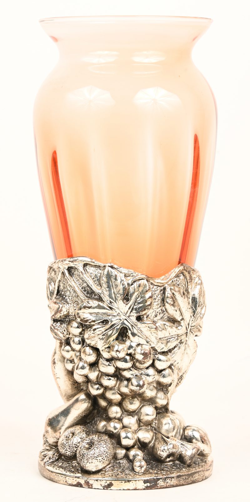 Een glazen vaas met verzilverd voetstuk met organisch reliëf. Onderaan gemerkt “La Meridiana”.