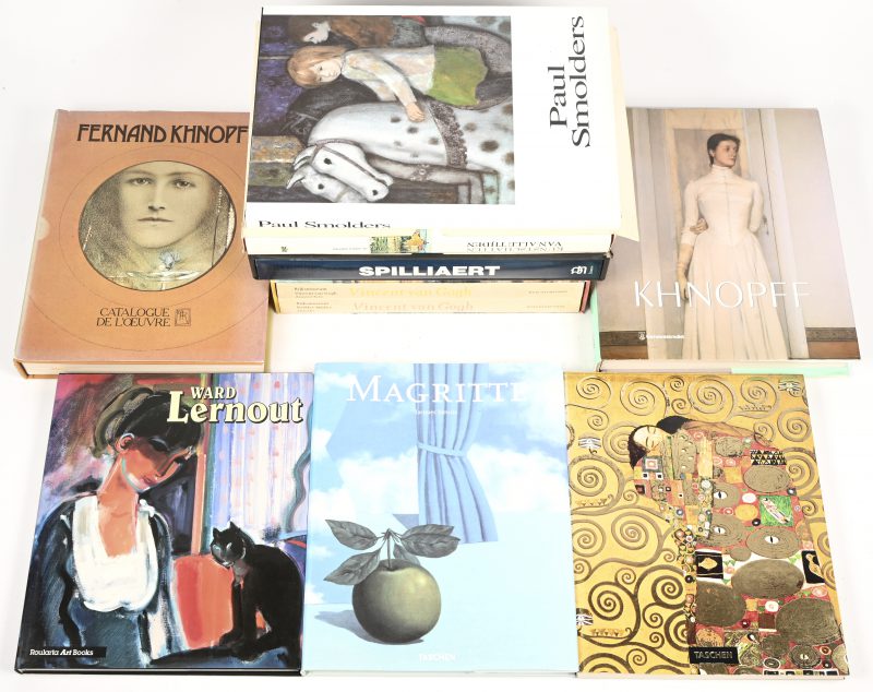 Een lot kunstboeken, bestaande uit; Paul Smolders, René Magritte, Khnopff x2, Spilleart, Van Gogh, Klimt, Lernout, Kunstschatten.