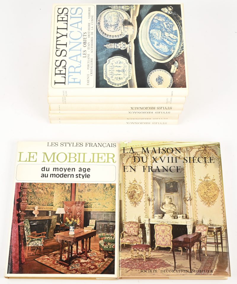 Een lot kunstboeken uit de reeksen; “Les styles Français” en “Styles Regionaux”. Bijgoevoegd; “La maison du XVIII siecle en France”.