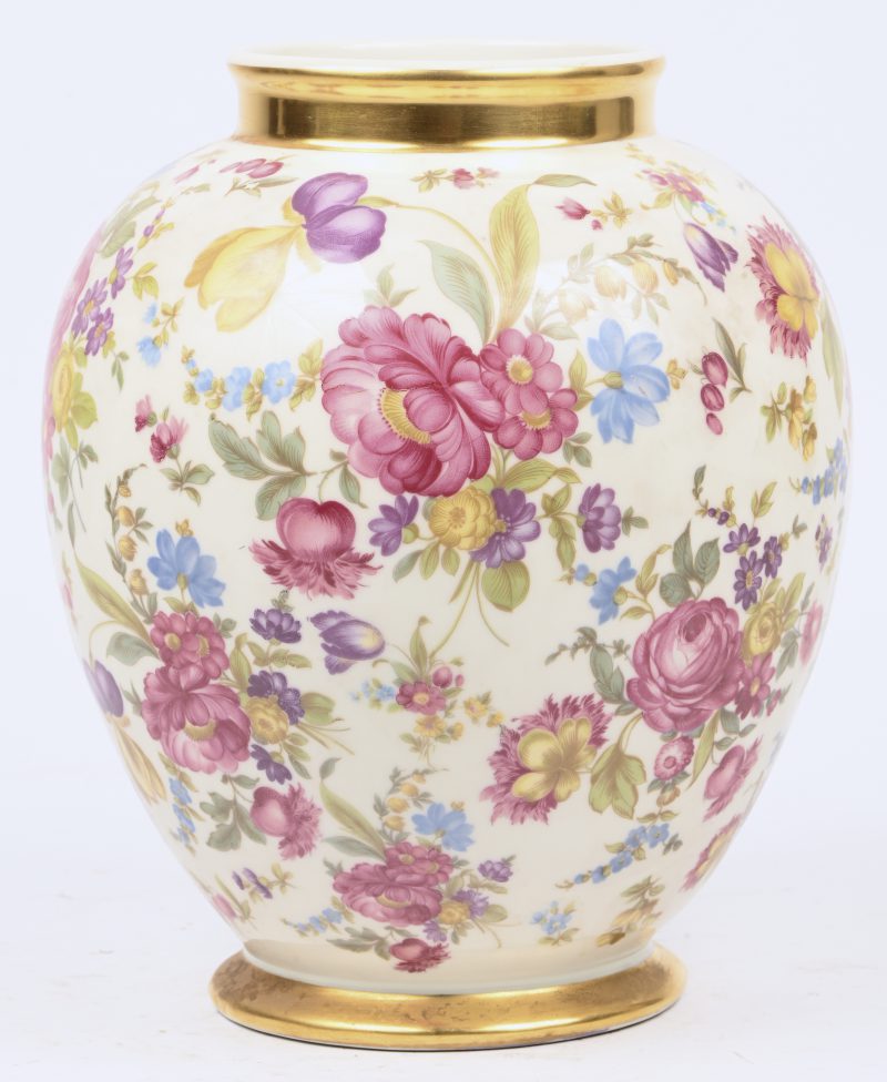 Een porseleinen vaas versierd met bloemen en met vergulde randen.