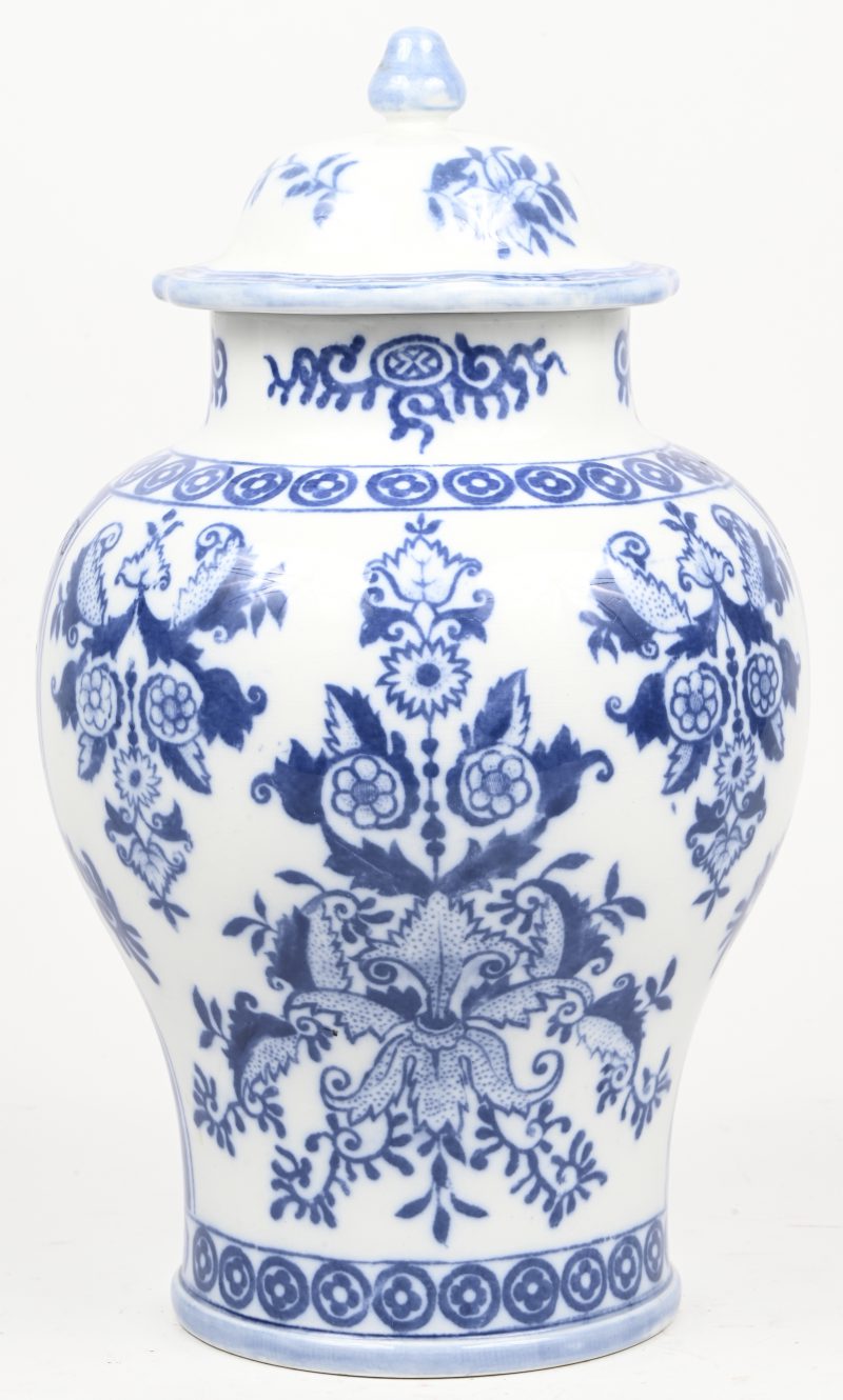 Een vaas met deksel van blauw en wit porselein met een decor naar Japans voorbeeld. Onderaan gemerkt.