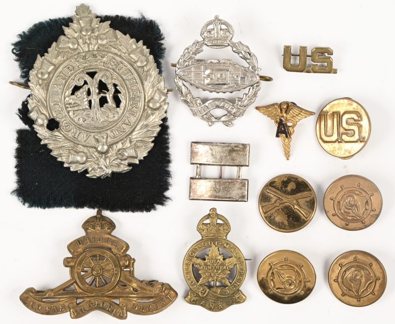 Een verzameling van 12 militaire insignes, koper, metaal en zilver, U.S., Canada e.d., ‘44-’45, Camp Top Hat L.O.