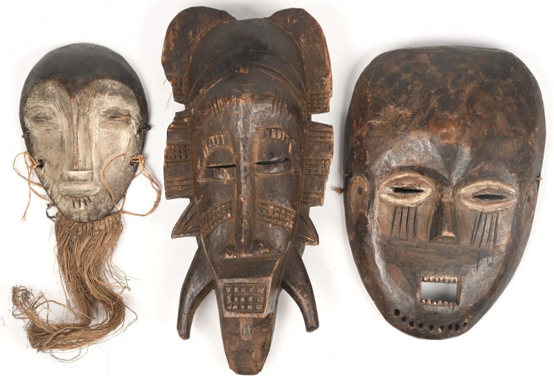 Een lot van 3 Afrikaanse houten maskers waarvan 1 met baard.