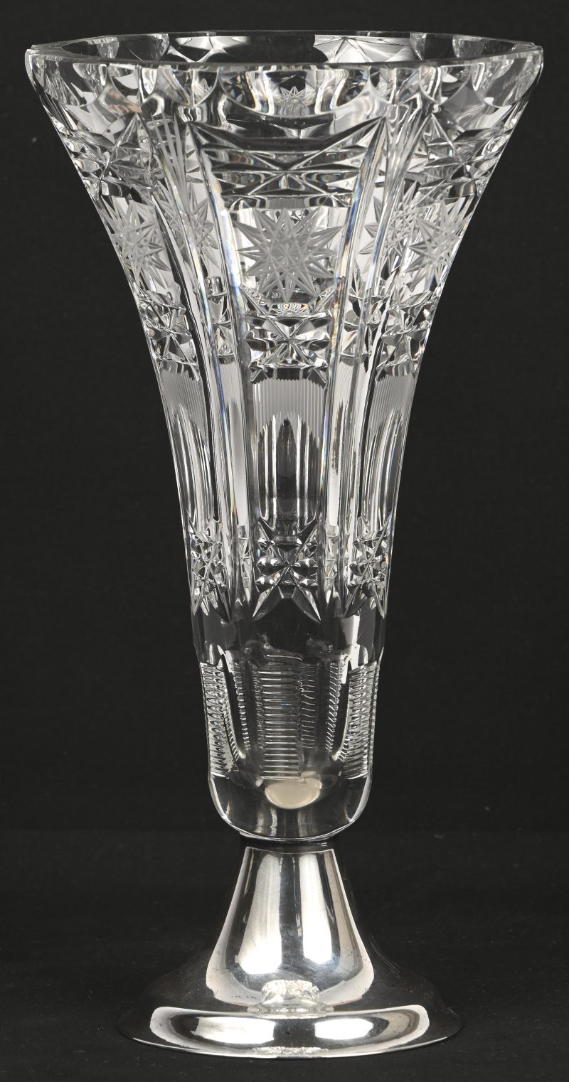 Een Boheems kristallen vaas op zilveren voetje met een monogram ‘MH’ en datum 21-8-76, gemerkt 830 en andere zilverkeuren.