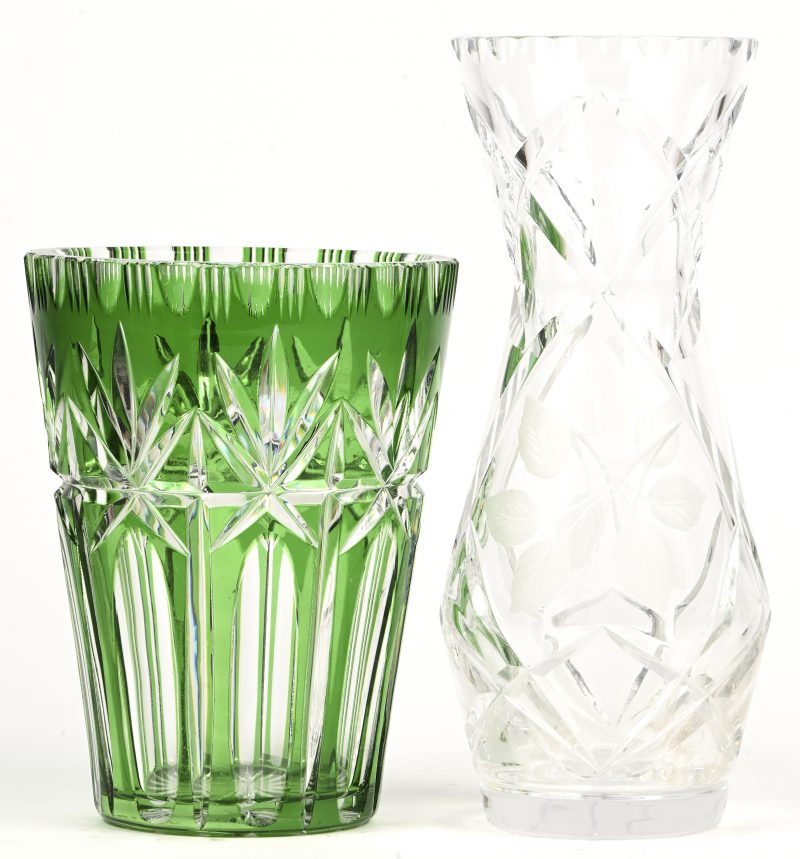 Een set van 2 kristallen vazen waaronder 1 doorzichtige en 1 met groene delen.