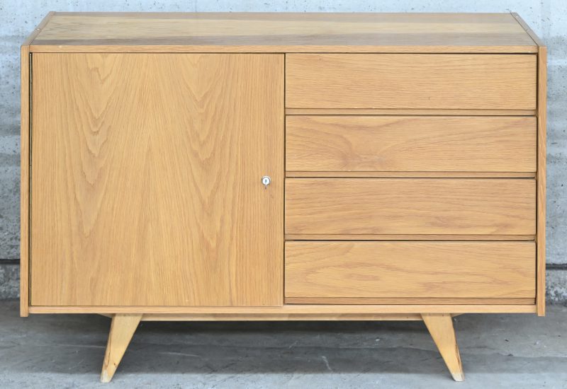 Een vintage mid-Century dressoir, model U-458 ontworpen door Jiri Jiroutek voor Interieur Praha. 1960, Expo’58 stijl. 4 laden en 1 deur, vervaardigd uit beukenhout, plywood en fineer.