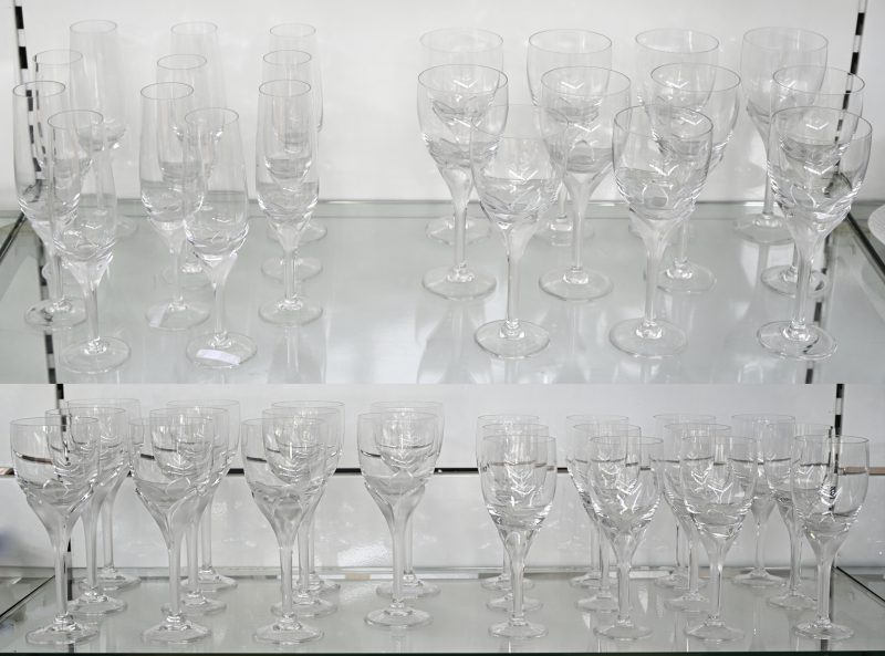 Een kleurloos kristallen glasservies bestaande uit: 11 x Water, Rode wijn en Champagne, en 12 witte wijn glazen.
