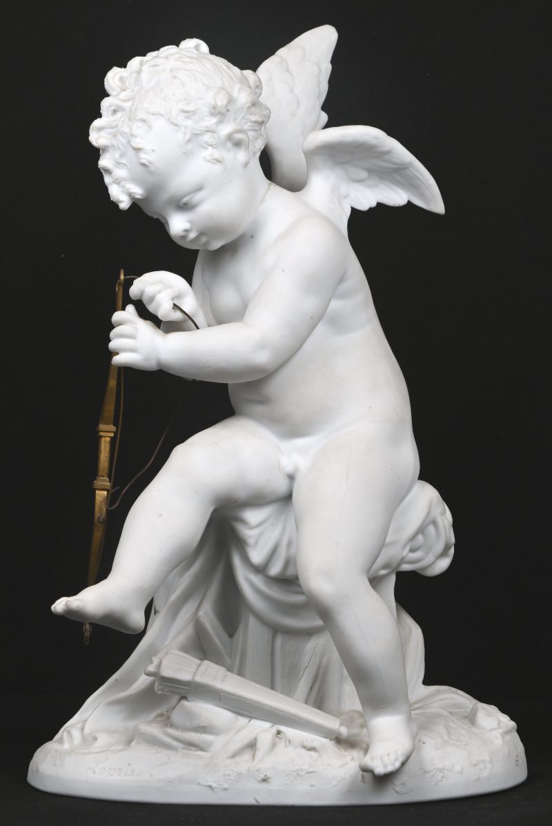 Biscuit beeldje van de engel Cupido met een koperen boogje, naar Lemire.