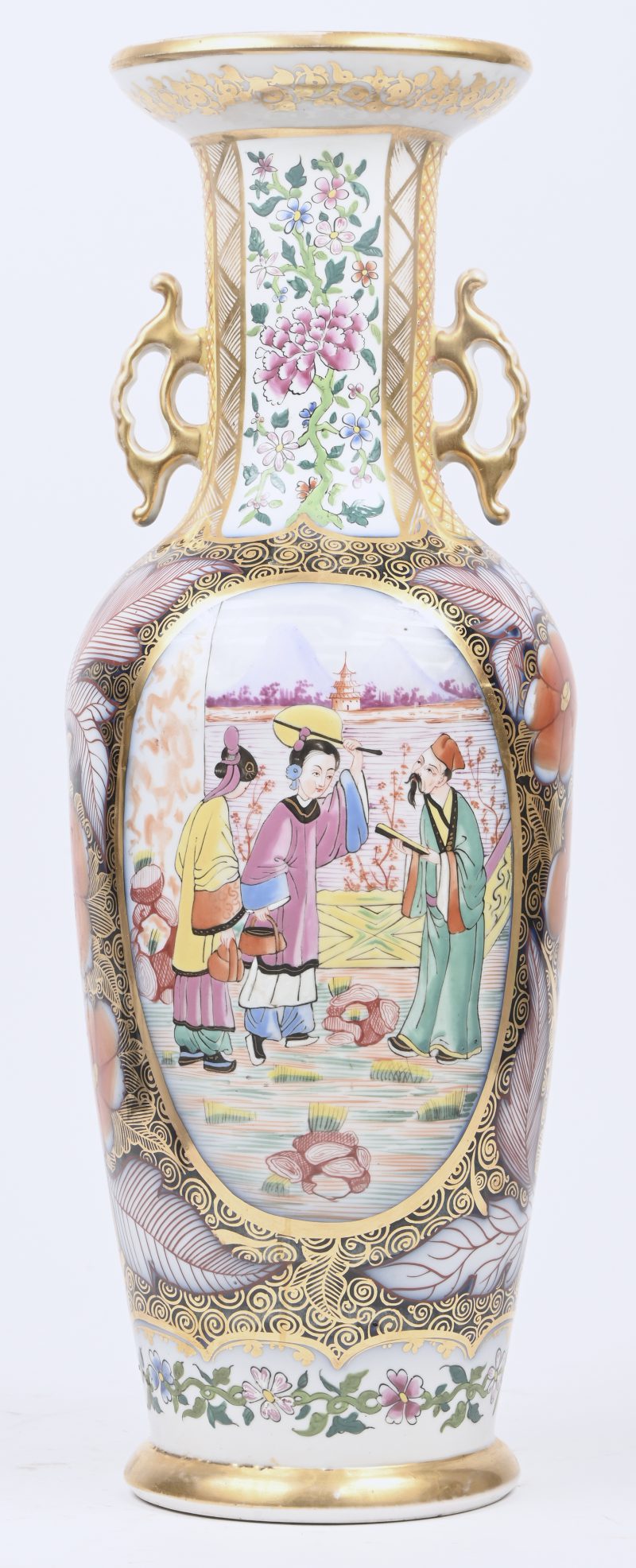 Een Chinese vaas met 3 figuren en florale decoratie.