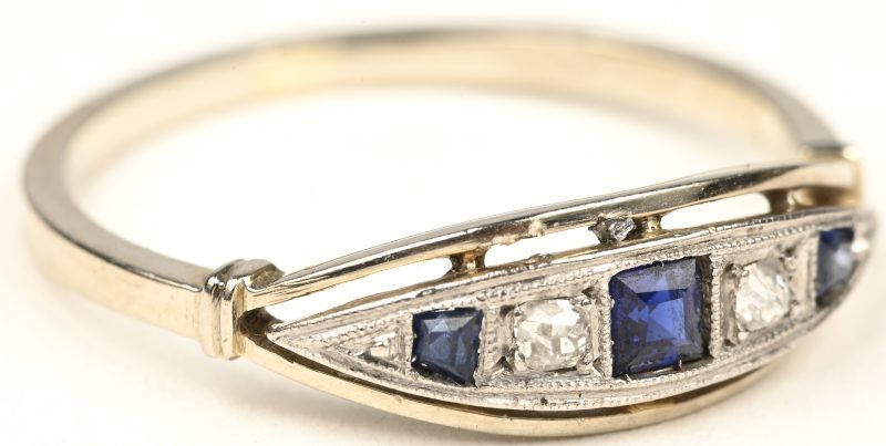 Een 18 karaats witgouden ring bezet met twee diamanten oude slijp en drie saffier baguetten met een gezamenlijk gewicht van +- 0,15 ct.