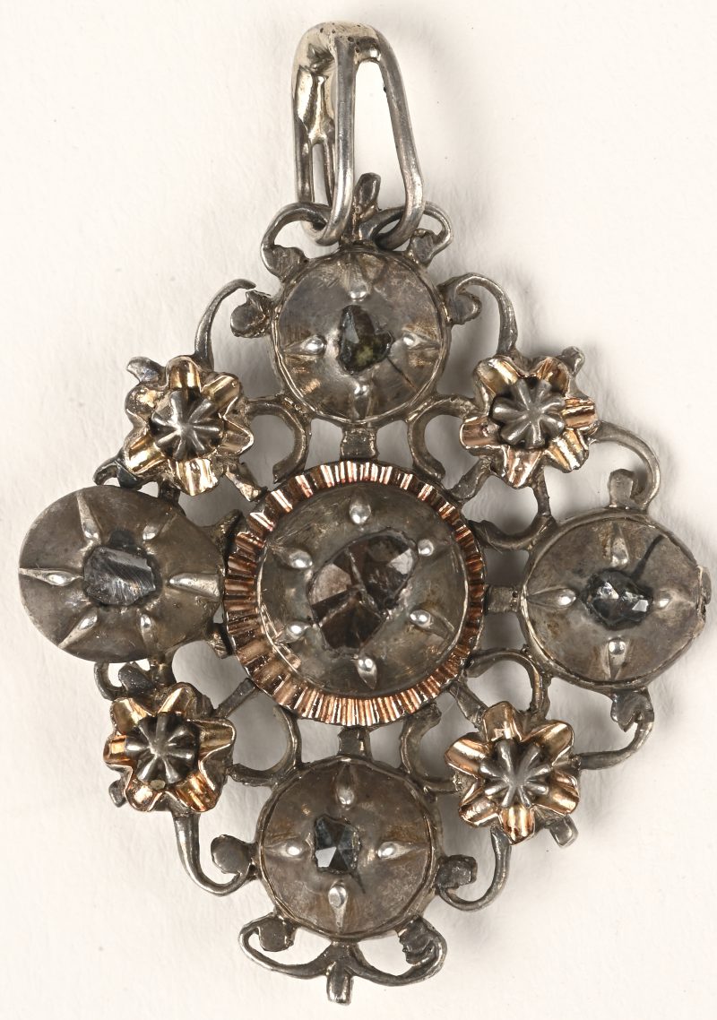 Een Vlaams kruis van zilver en 18 karaats geelgouden bezet met diamanten oude slijp met een gezamenlijk gewicht van +- 0,40 ct.