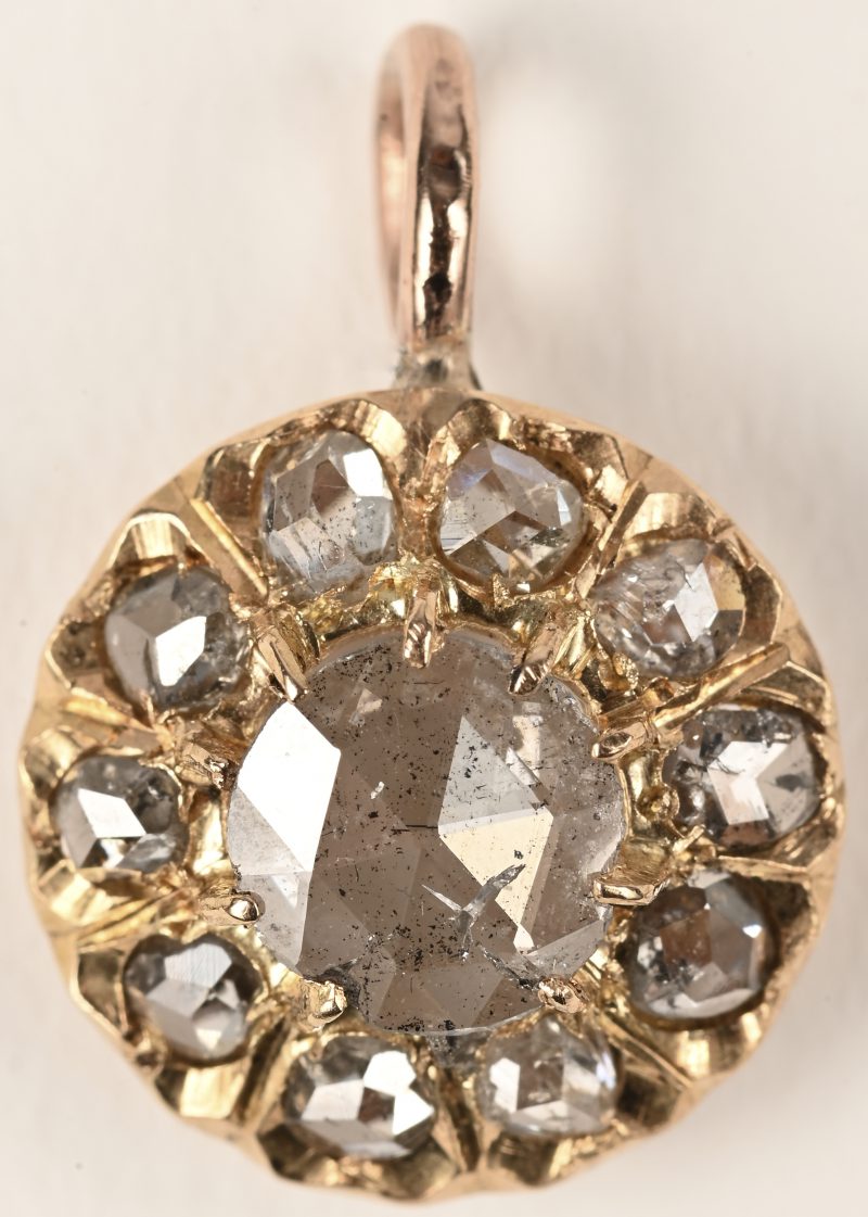 Een 18 karaats geelgouden hanger bezet met diamanten oude slijp met een gezamenlijk gewicht van +- 0,60 ct.