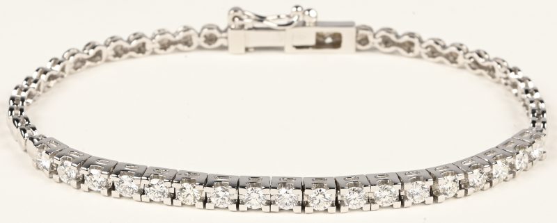 Een 18 karaats witgouden armband bezet met briljanten met een gezamenlijk gewicht van +- 1,56 ct.