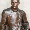 Een bronzen beeld van een zittende man getiteld ‘La Lettre’ , gesigneerd Roger Bloche.