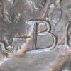Een bronzen beeld van een zittende man getiteld ‘La Lettre’ , gesigneerd Roger Bloche.