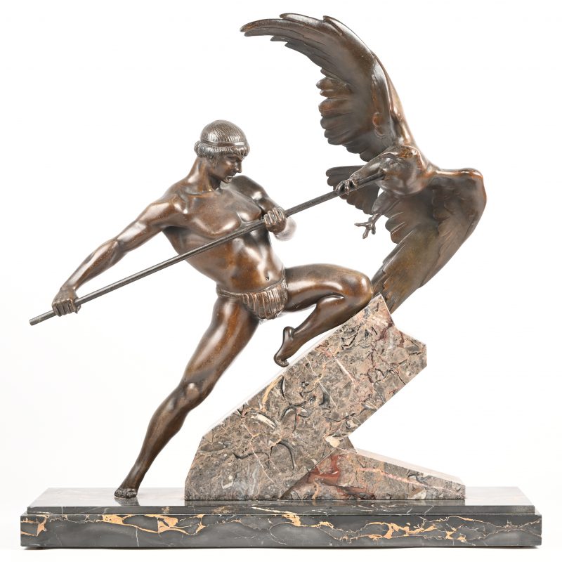 Een beeld in zamac met marmeren voet getiteld ‘la chasse à l’aigle’ in de marmer gesigneerd Van de Voorde George.