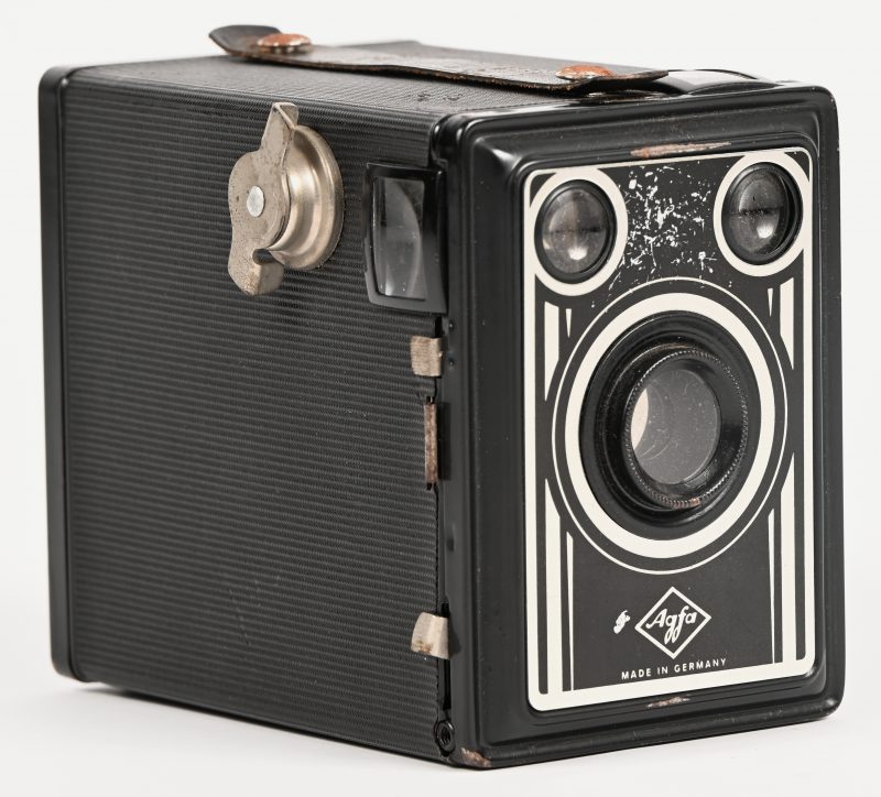 Een vintage camera model Agfa Box in stoffen legertas.