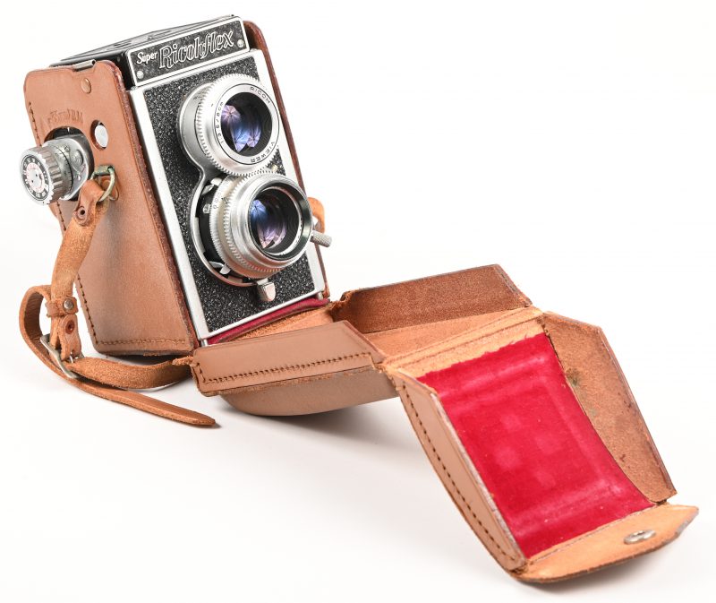 Een vintage camera model Super Ricohflex met lederen tas.