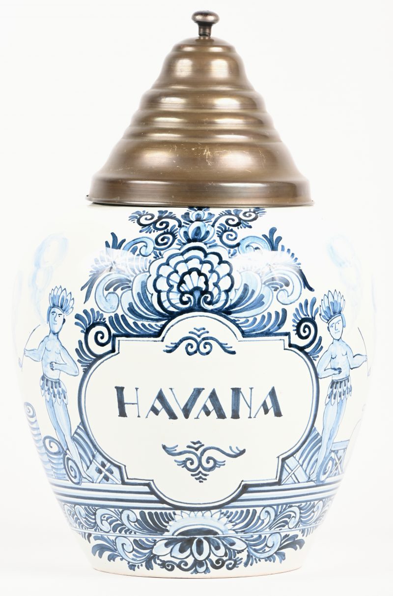 Een wit-blauw porseleinen tabakspot met koperen deksel en opschrift “Havana’. Onderaan gemerkt Delft.