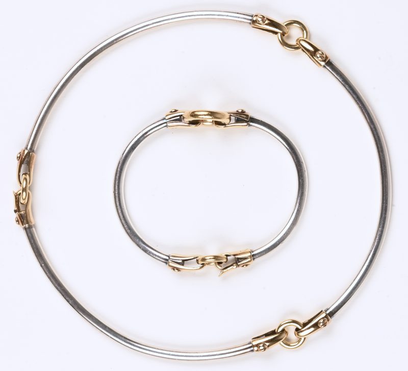 Een halssnoer met bijpassende armband van zilver en met 18 karaats geelgouden tussenstukken en slotjes.