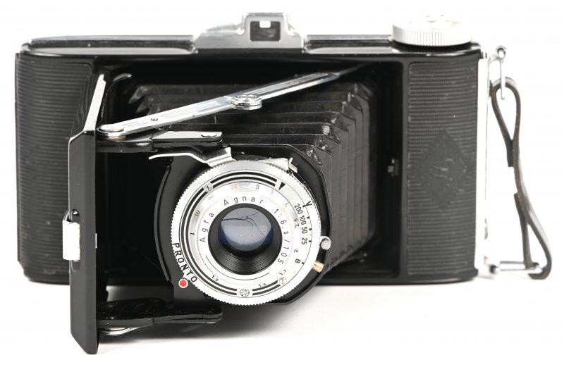 Een vintage camera, model Agfa Billy met bijhorend lederen tas.