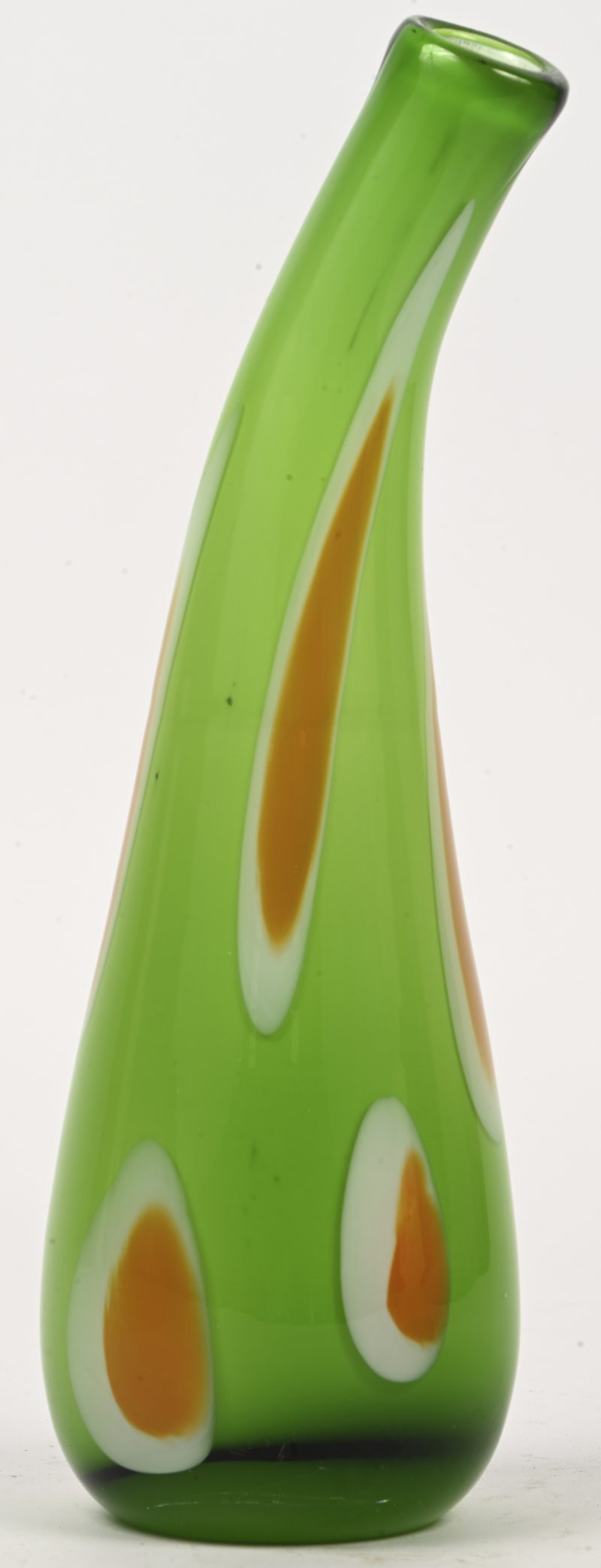 Een retro groene vaas met oranje-witte accenten. onderaan gesigneerd.