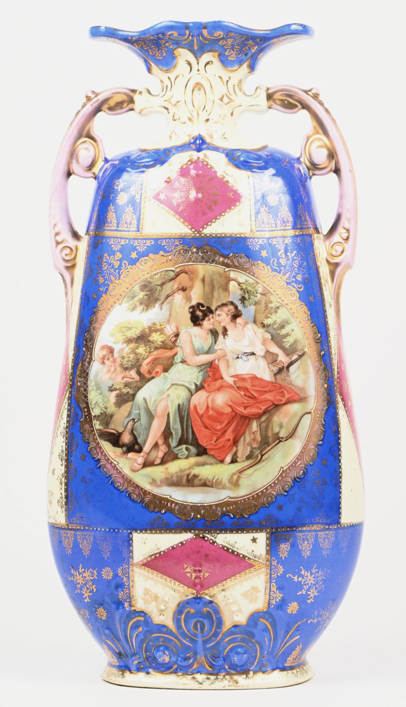 Een porseleinen vaas, beschilderd met figuren, vergulde details en kleurpallet. Gemerkt Victoria Tsjechoslowakije.