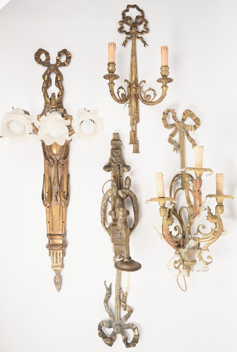 Een lot van 4 verschillende brons gesculpteerde wandlampen. Diverse ornamenten en lichtpunten.
