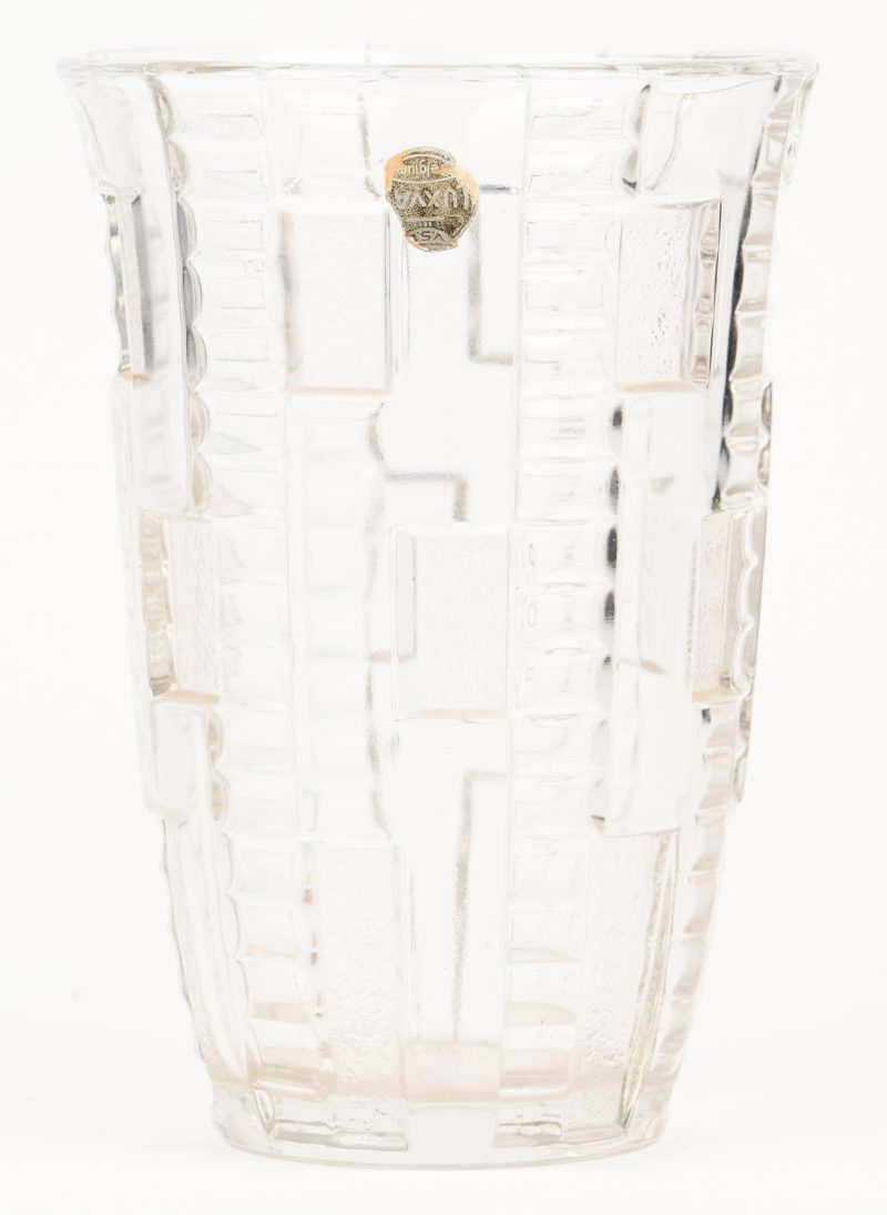 Een Art Deco vaas met label gemerkt VSL Luxval.