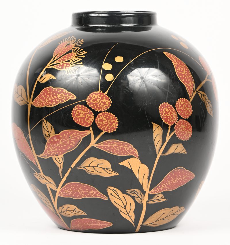 Een porseleinen Art Deco vaas. Zwart met verguld plantendecor versierd.