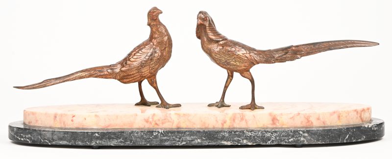 Een brons gesculpteerd beeld van twee fazanten op twee-kleurig marmeren voet.