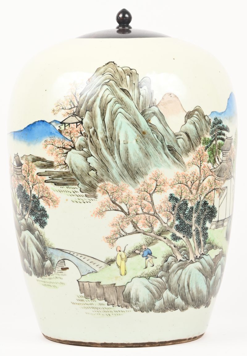 Een Chinees porseleinen gemberpot met houten deksel en berglandschap versierd.