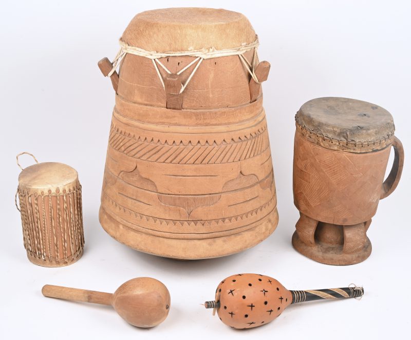 Een lot van 5 Afrikaanse instrumenten uit hout en leder.