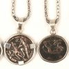 Vier verschillende Romeinse koperen munten met zilveren frame en verzilverde kettingen. Roman Imperial. Constantine I 306-337. Twee van Filavius Claudius. Constantinus Auguste 9-9-337 - 3-11-361. Constantin II and Ceasar 317-337.