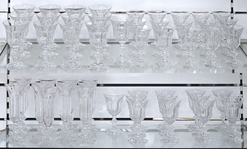 Uitgebreid glasservies van geslepen, model Louis-Philippe. Waaronder: 13 champagne glazen, 28 witte wijnglazen en 13 rode wijnglazen.