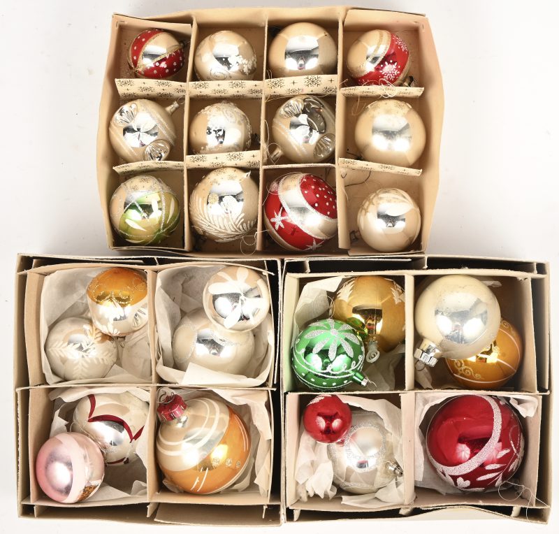 Een lot vintage kersballen met verschillende uitvoeringen, 26 stuks.