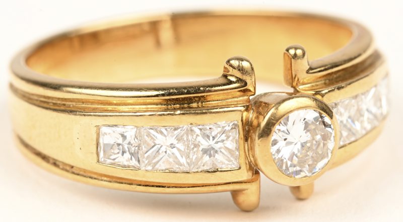 Een 18 karaats geelgouden ring bezet met een centrale briljant van +- 0,25 ct. en in markies geslepen diamanten met een gezamenlijk gewicht van +- 0,60 ct.