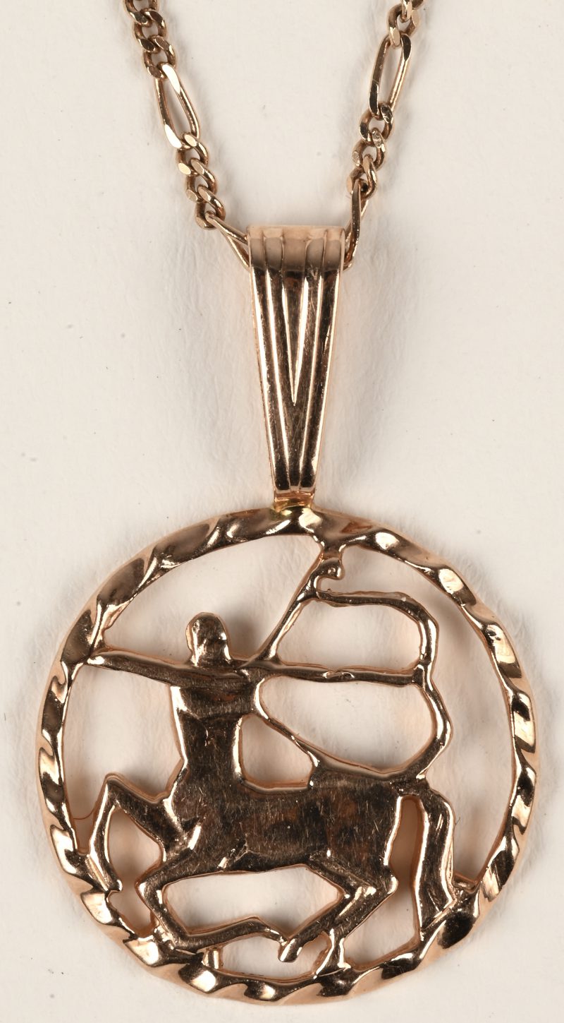 Een 14 karaats roze gouden ketting met hanger in de vorm van een boogschutter.