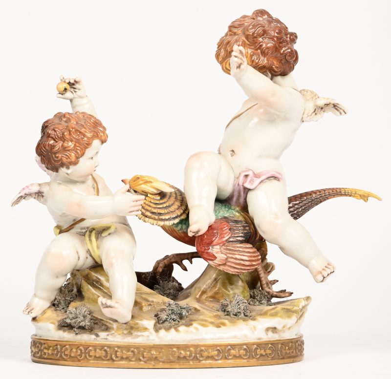 ‘2 engeltjes met fazant’, een porceleinen beeld onderaan gemerkt Algora made in Spain en genummerd B.2565.