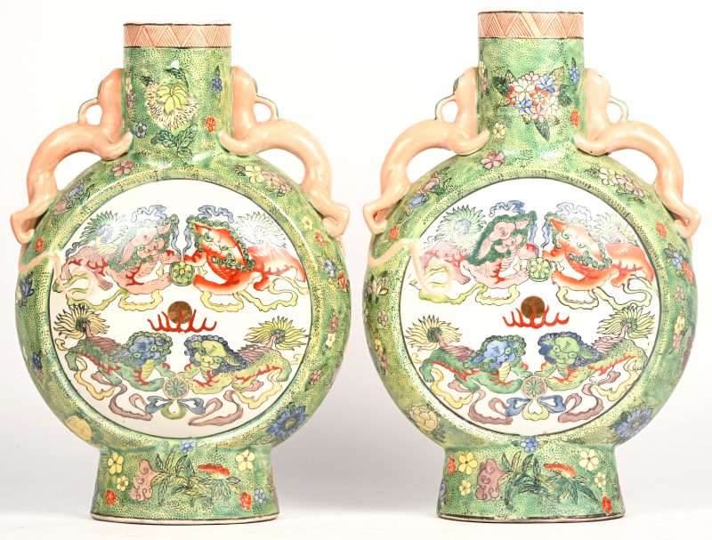 Een set van 2 Chinese maan-flessen met draken decor. 1 heeft een kleine schilferschade onder aan de voet.
