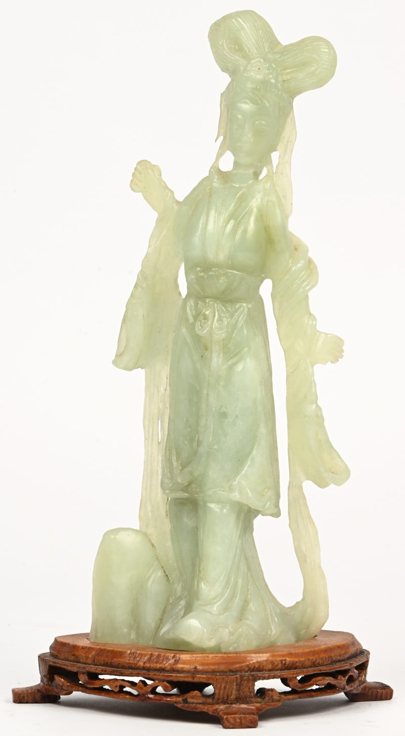 Een beeldje van een Chinese dame in jade, het hoofd is gelijmd.