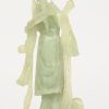 Een beeldje van een Chinese dame in jade, het hoofd is gelijmd.