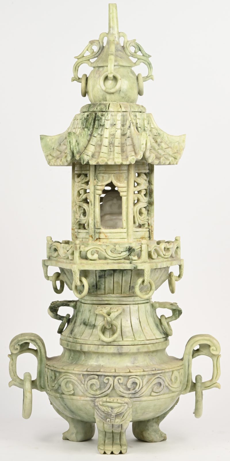 Een Chinese jade pagode met Buddha in 2 delen.