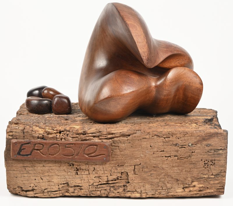 Een houten sculptuur getiteld ‘Erosie’ en onderaan gesigneerd ‘Frans Braham’.